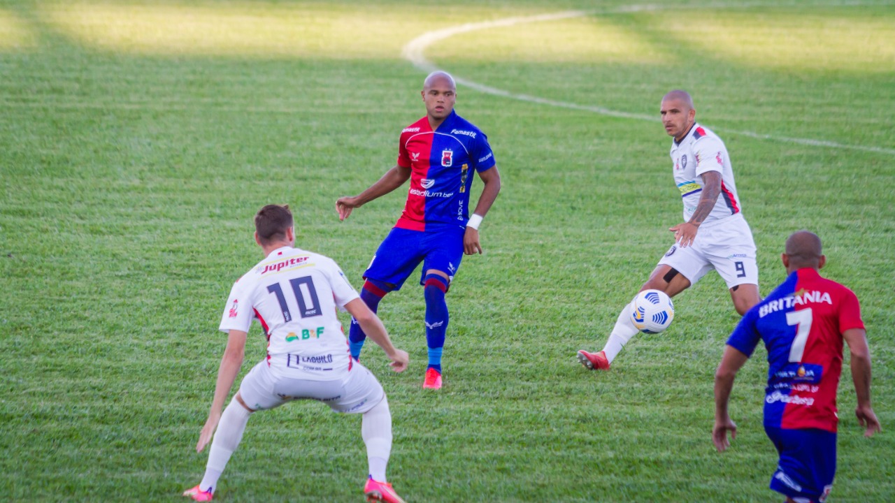 Anderson Salles, do Paraná, em jogo contra o Cianorte