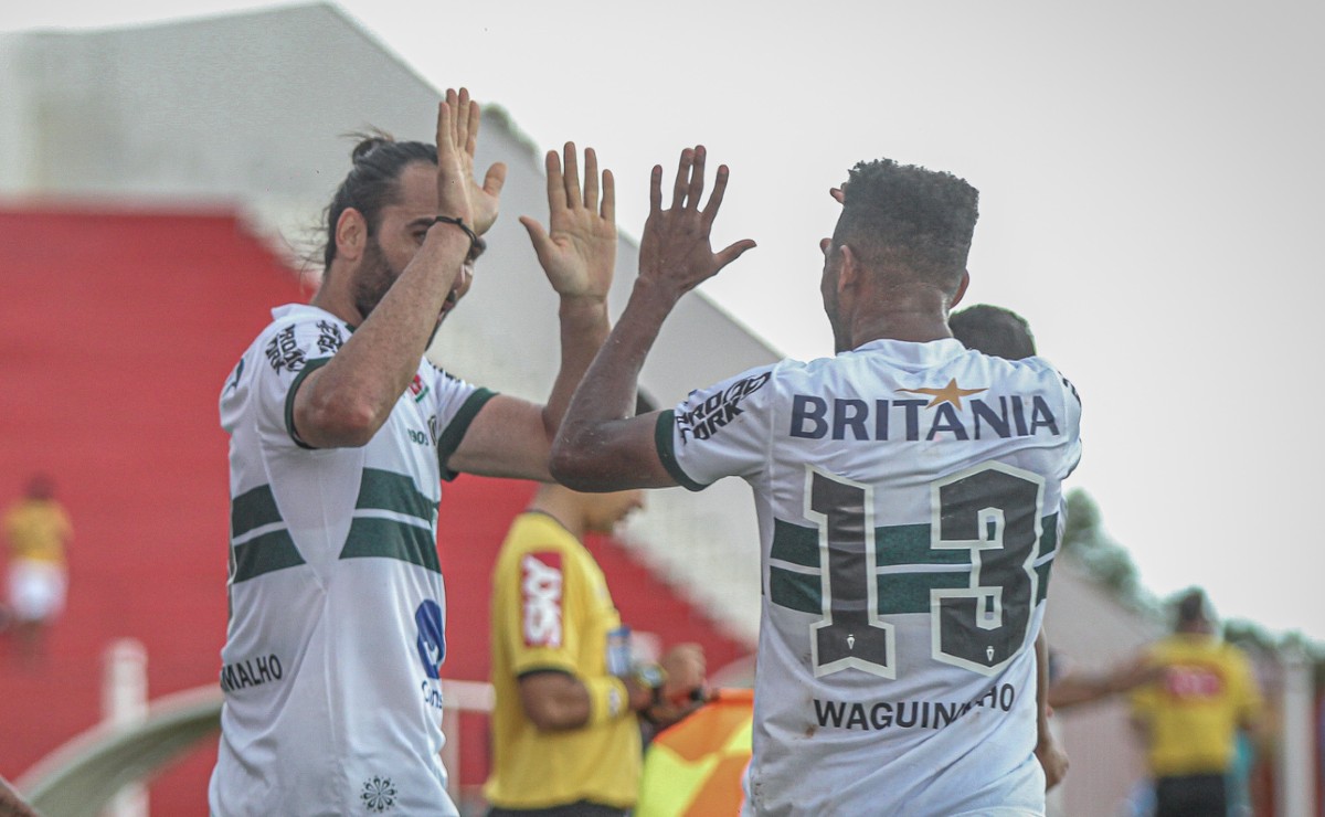 Léo Gamalho e Waguininho comemoram um gol da dupla de ataque do Coritiba