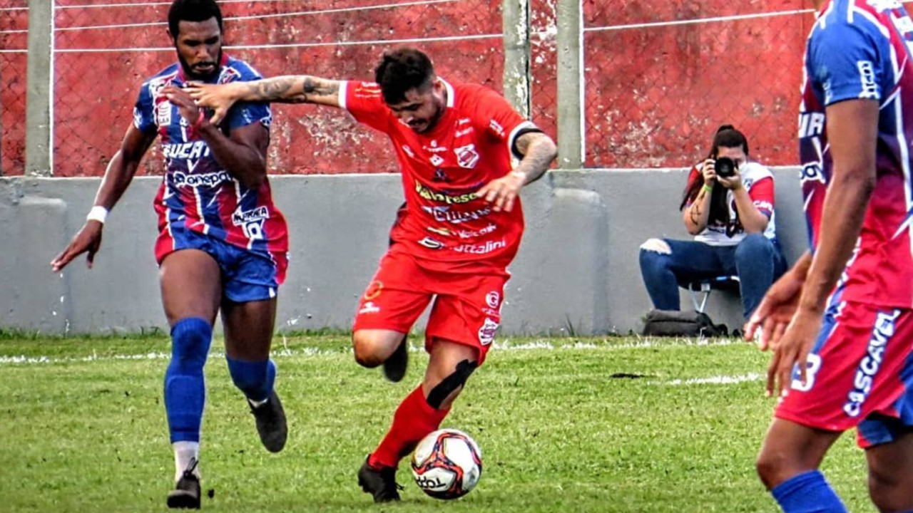 Zezinho, do Rio Branco, divide a bola no jogo contra o Cascavel CR