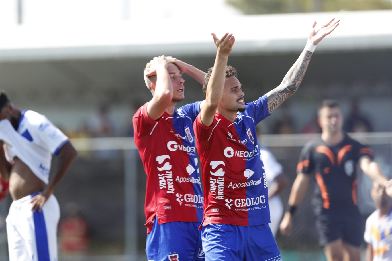 Jogadores do Paraná lamentam lance contra o São Joseense