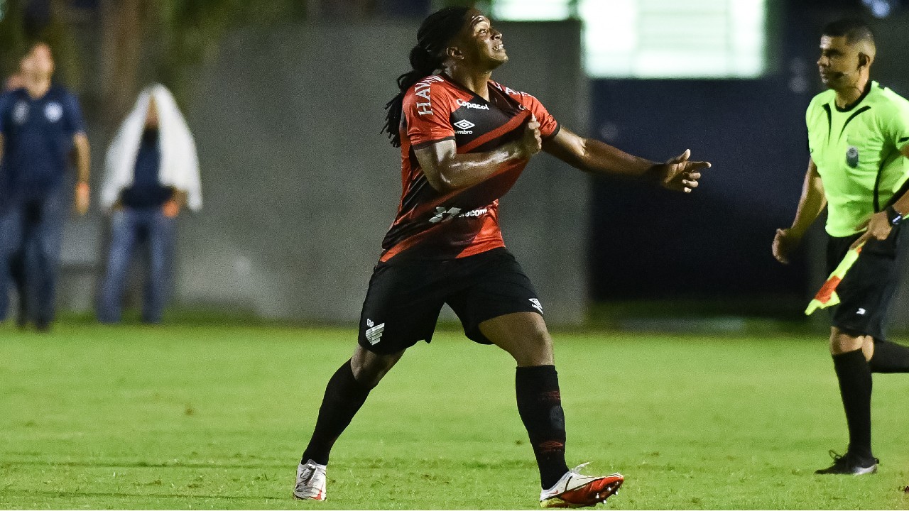 Daniel Cruz comemora gol no Café