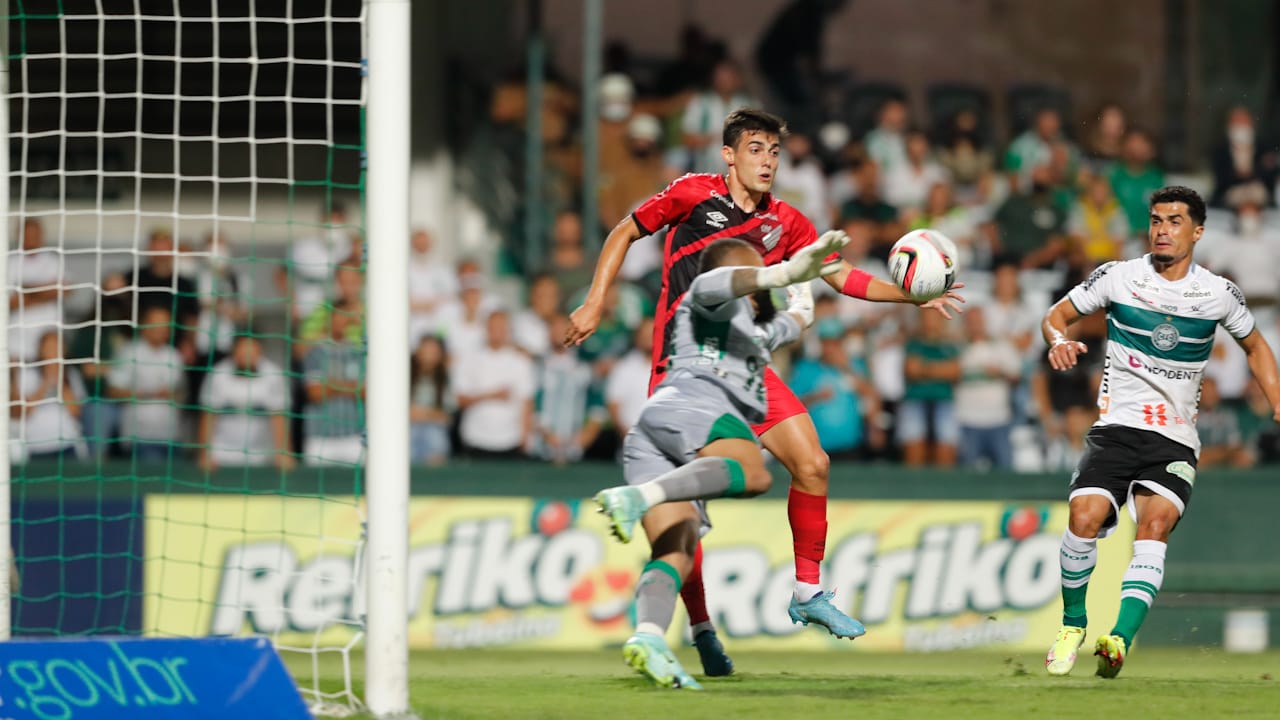 Coritiba domina o Athletico e vence o clássico Athletiba no Couto