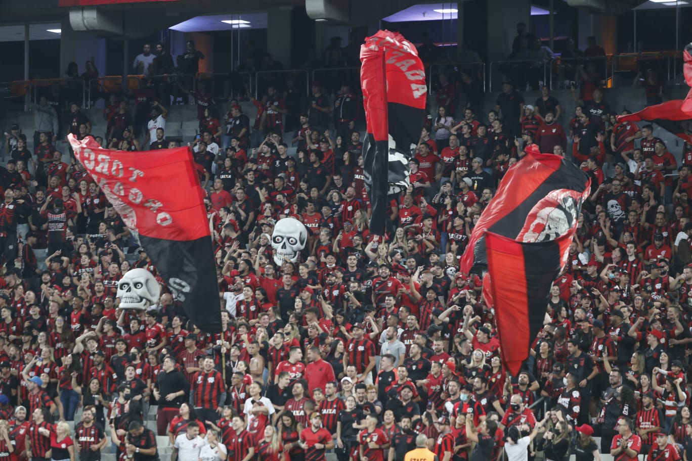 Torcida do Athletico no Atletiba da semifinal