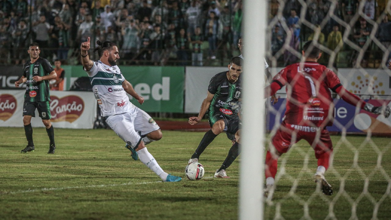 Léo Gamalho finaliza para o gol contra o Maringá