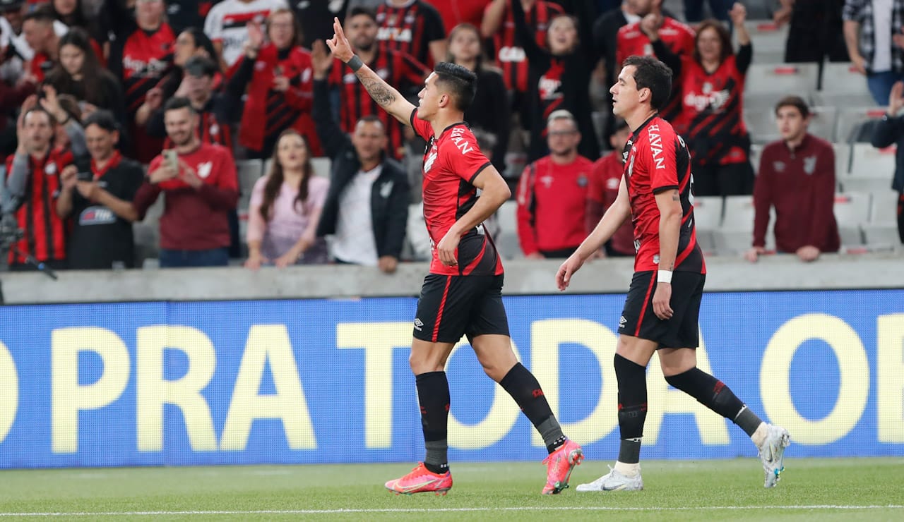 Cuello e Pablo comemoram gol pelo Athletico