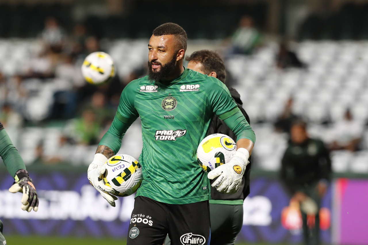 Alex Muralha em aquecimento no Coritiba