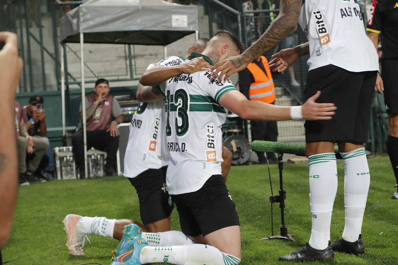 Jogadores do Coritiba comemoram gol contra o Avaí