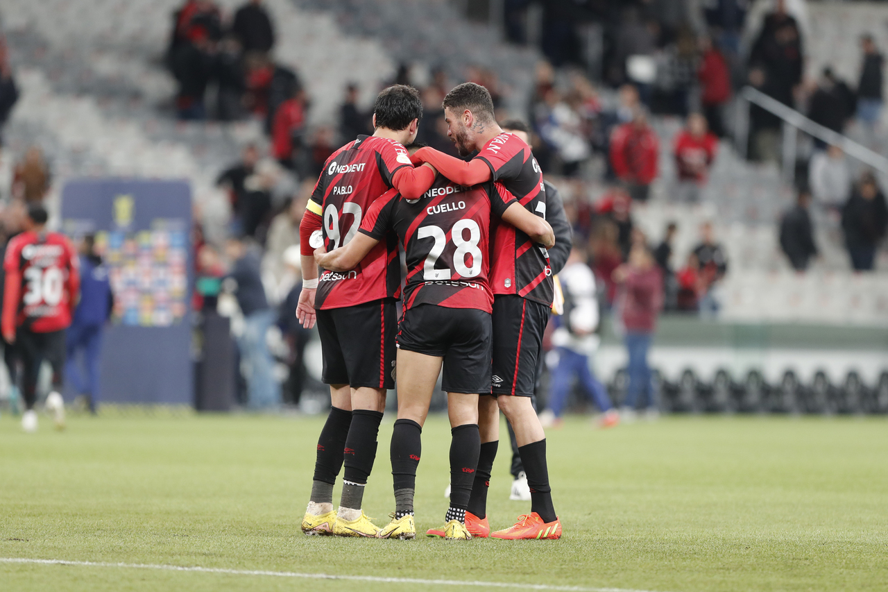 Jogadores do Athletico comemoram gol contra o Fluminense