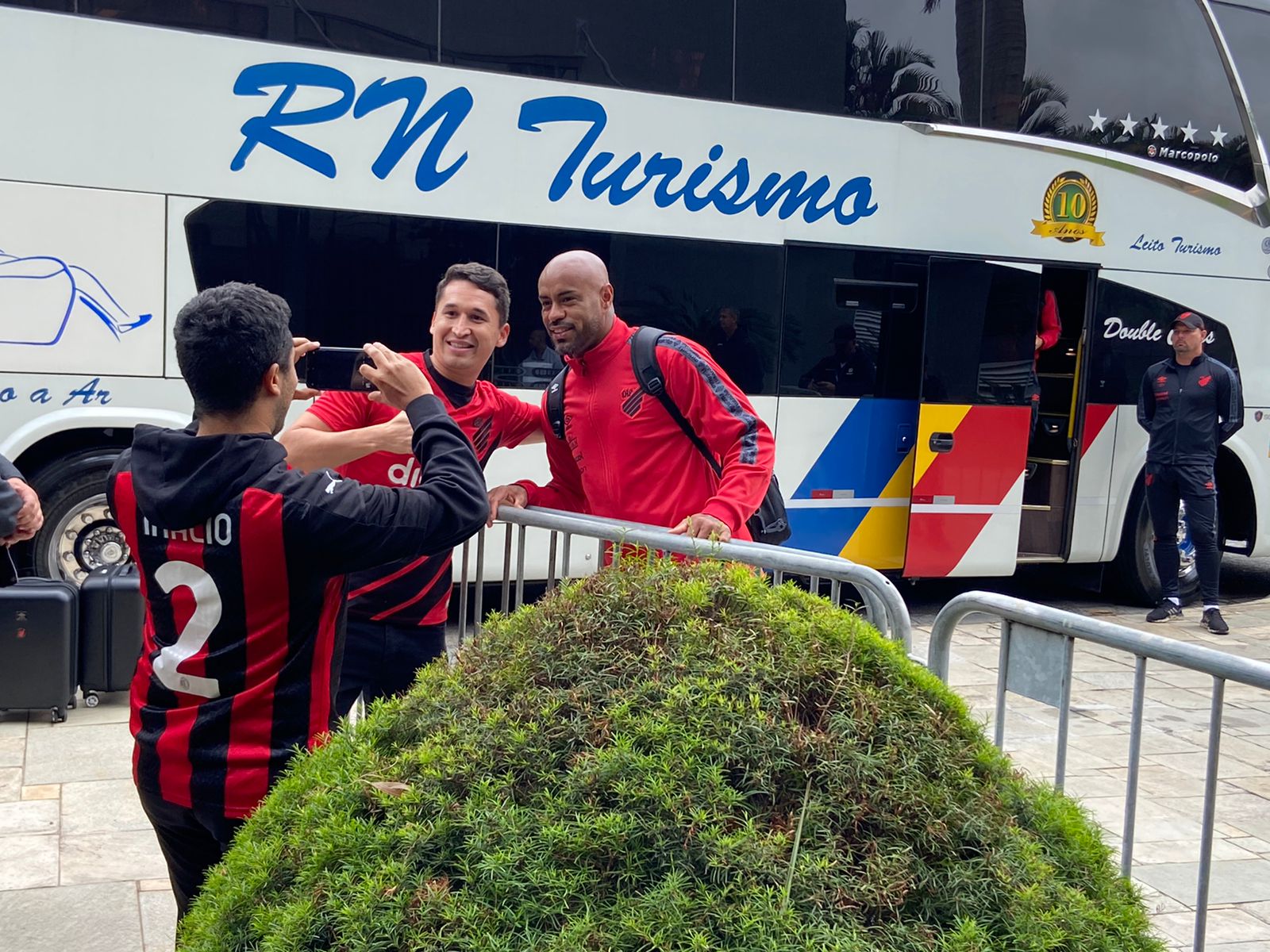 Thiago Heleno tira foto com torcedor do Athletico