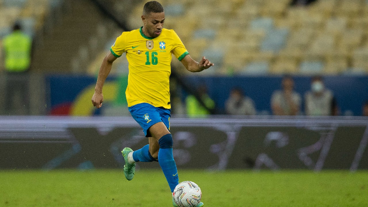 Renan Lodi em jogo da seleção brasileira