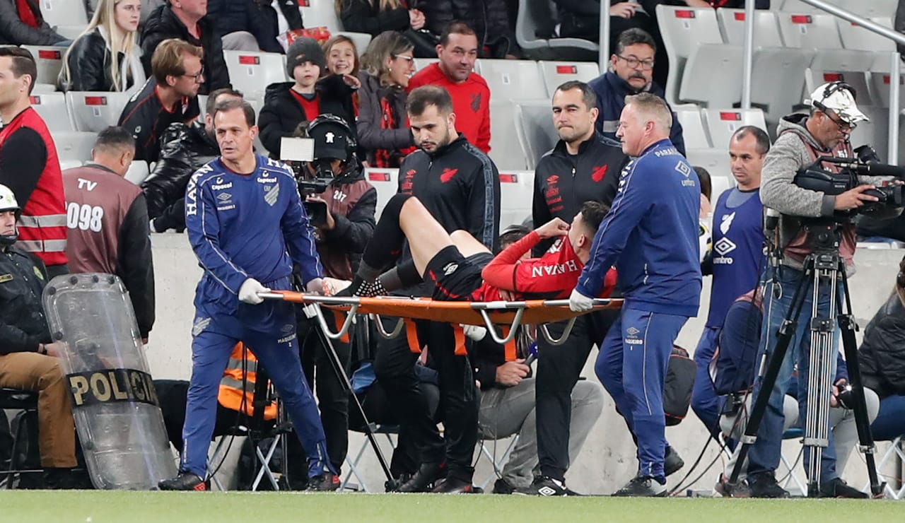 Pedro Henrique, zagueiro do Athletico, saindo de maca durante o jogo com o Cuiabá