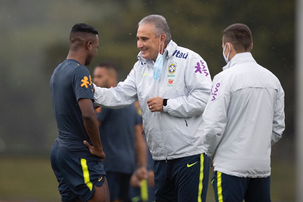 Tite em treino da seleção brasileira na França