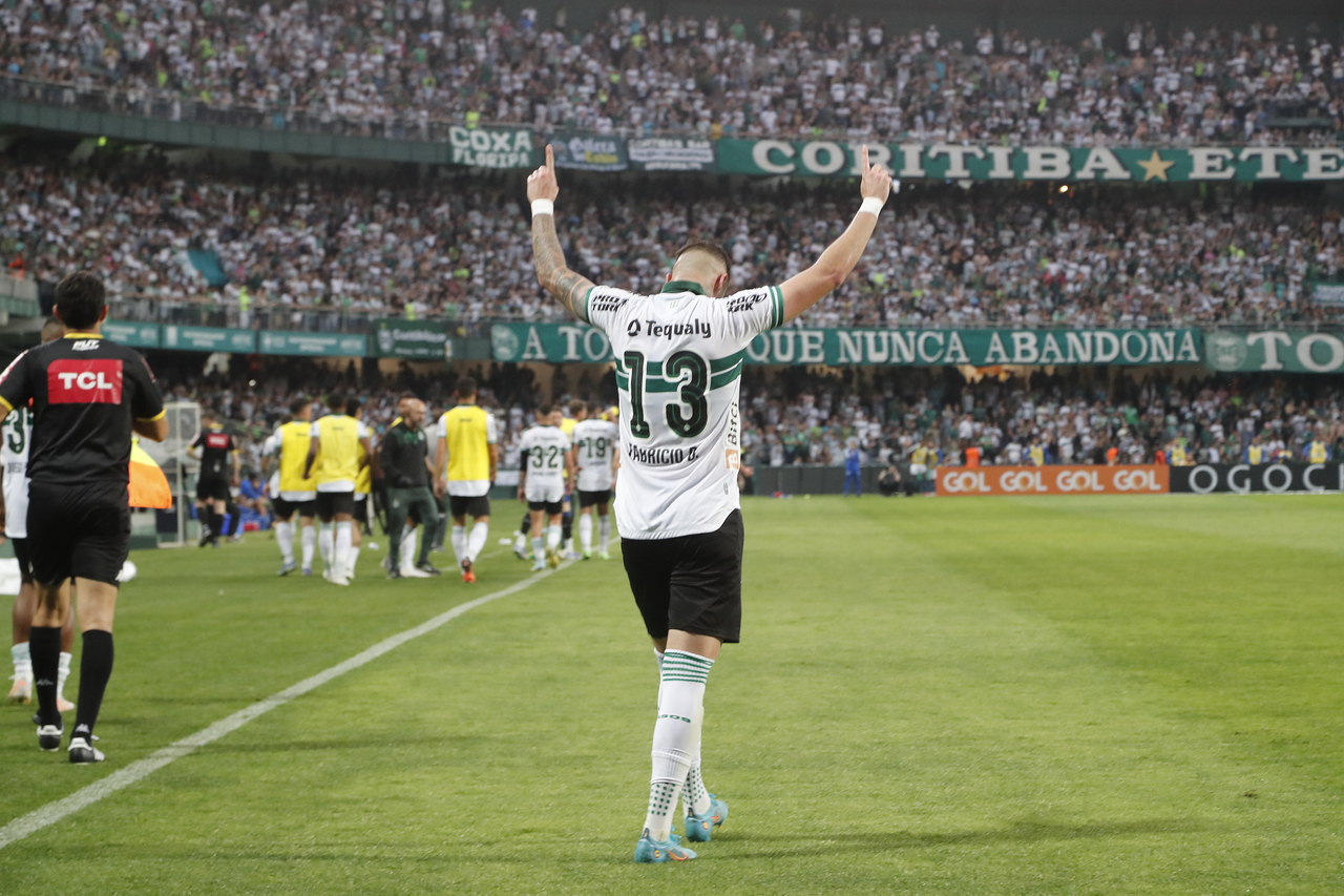 Fabrício Daniel comemora gol do Coritiba no Couto Pereira