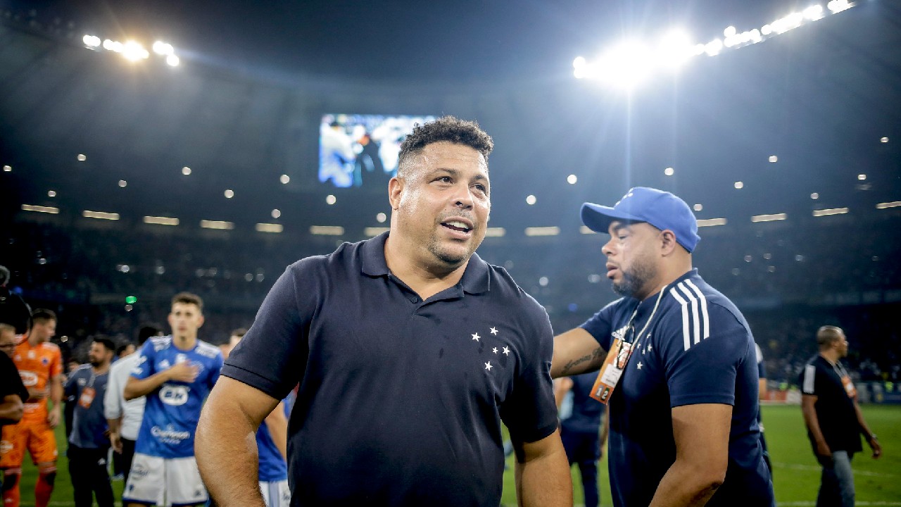 Ronaldo comemora no Mineirão com a torcida o acesso do Cruzeiro