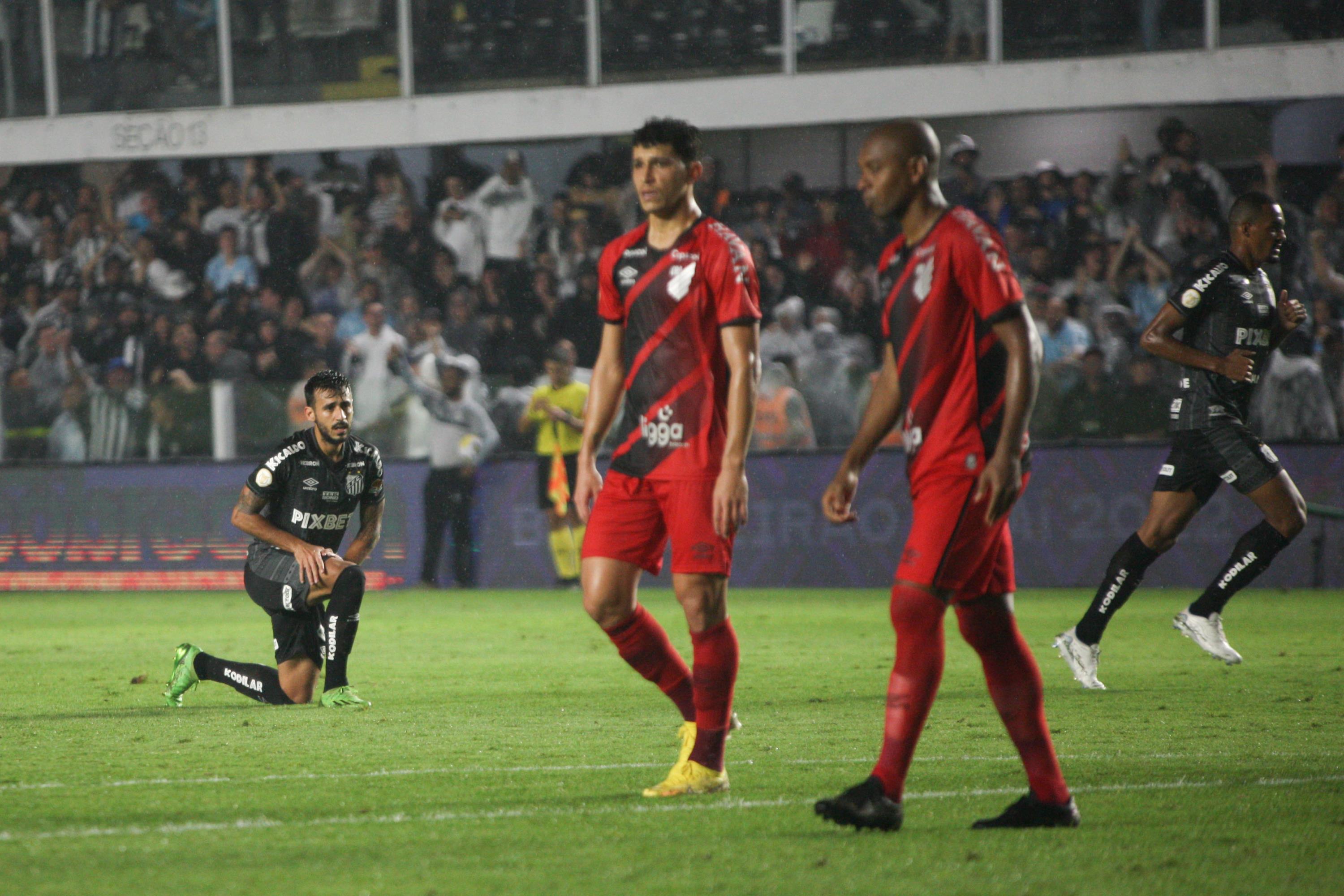 Lance de Santos x Athletico na Vila Belmiro