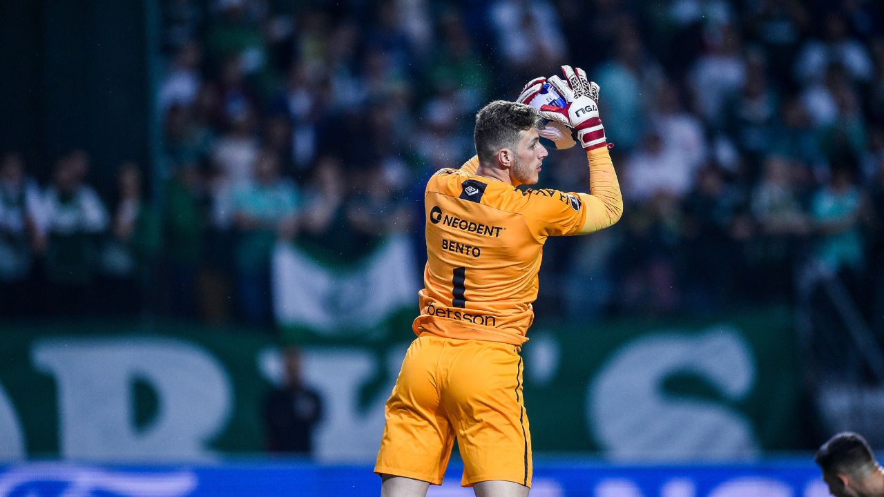 Goleiro Bento, do Athletico