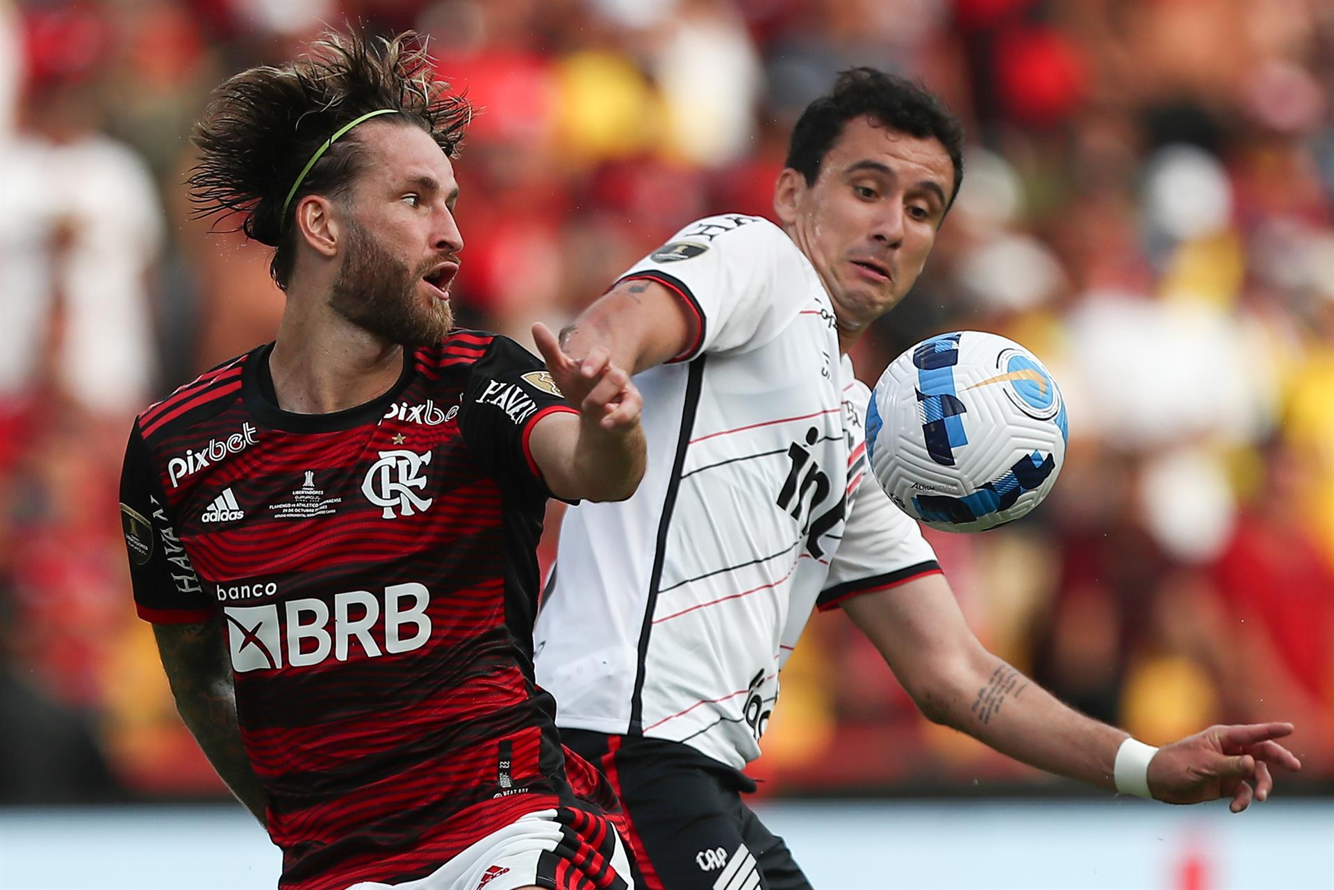 Léo Pereira e Pablo em lance da final da Libertadores