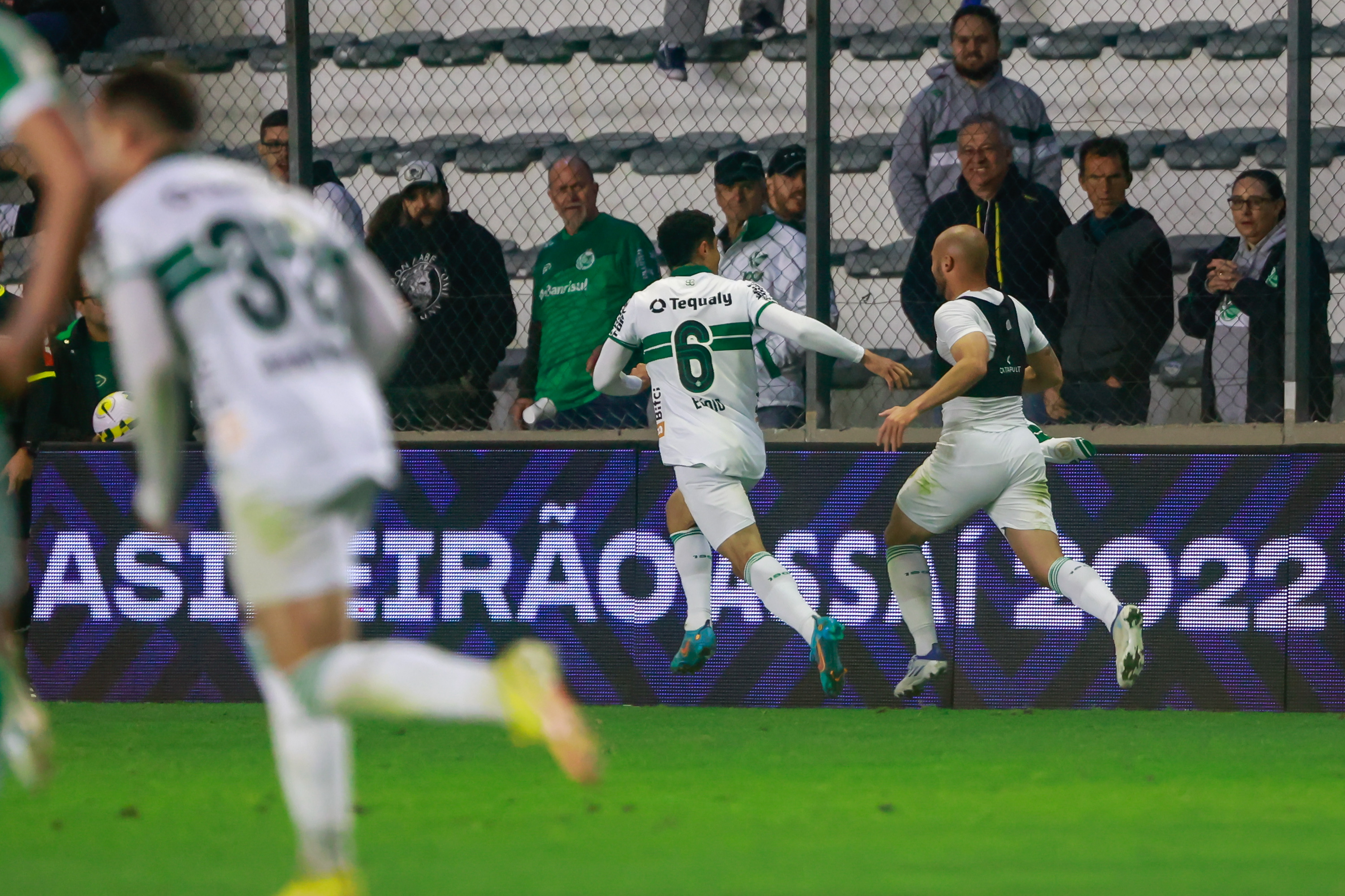 Régis comemora gol da vitória sobre o Juventude