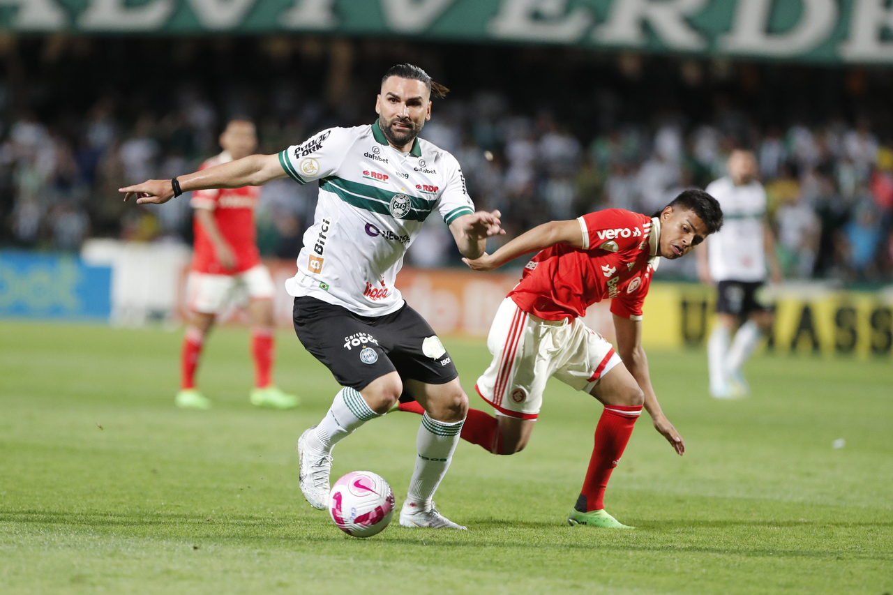 Léo Gamalho em ação em Coritiba x Internacional