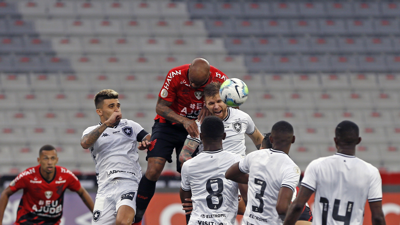 Athletico e Botafogo fazem jogo decisivo na Arena da Baixada