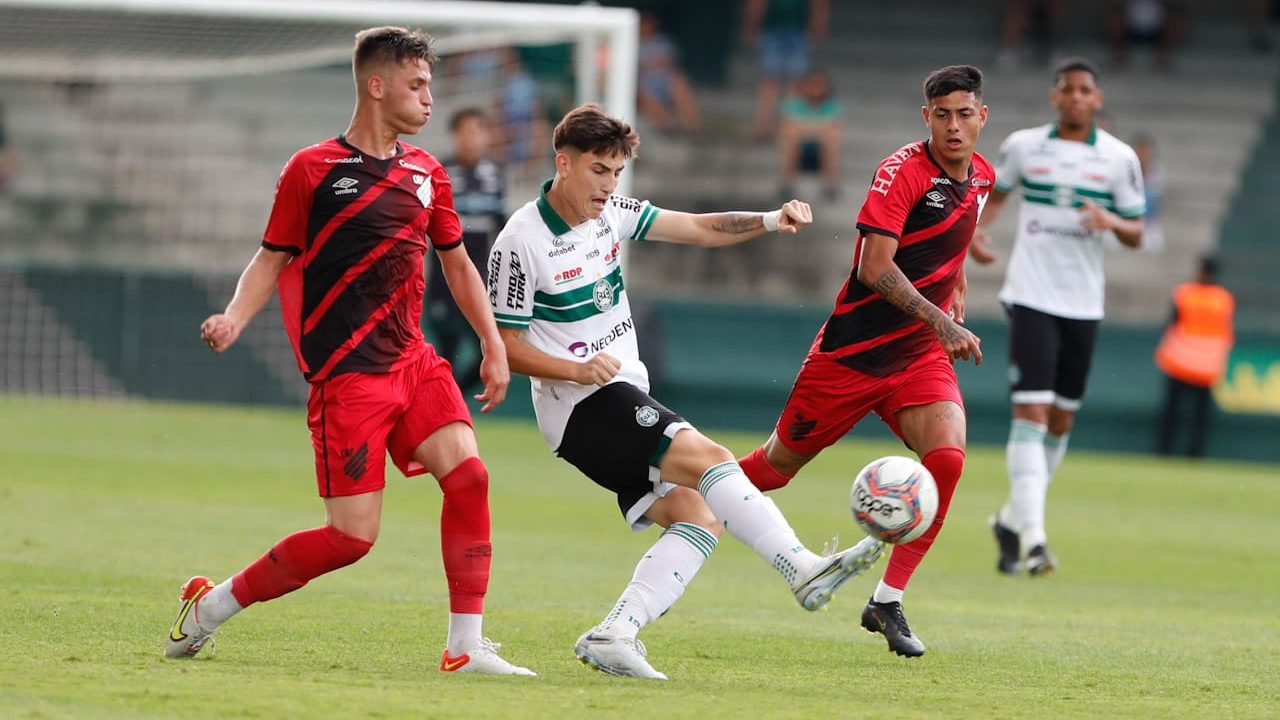 Coritiba vence Athletico-PR em clássico e encerra seca de 8 jogos