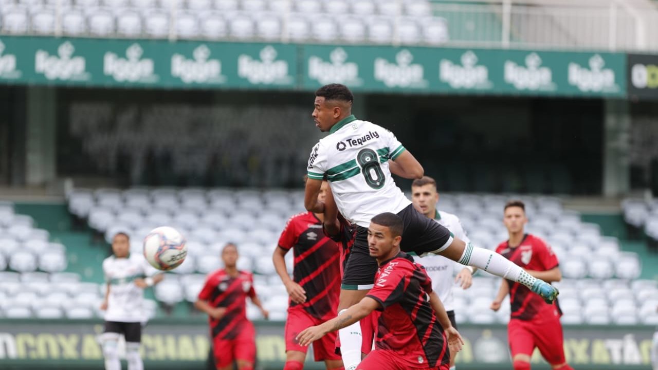 Coritiba vence Athletico-PR em clássico e encerra seca de 8 jogos