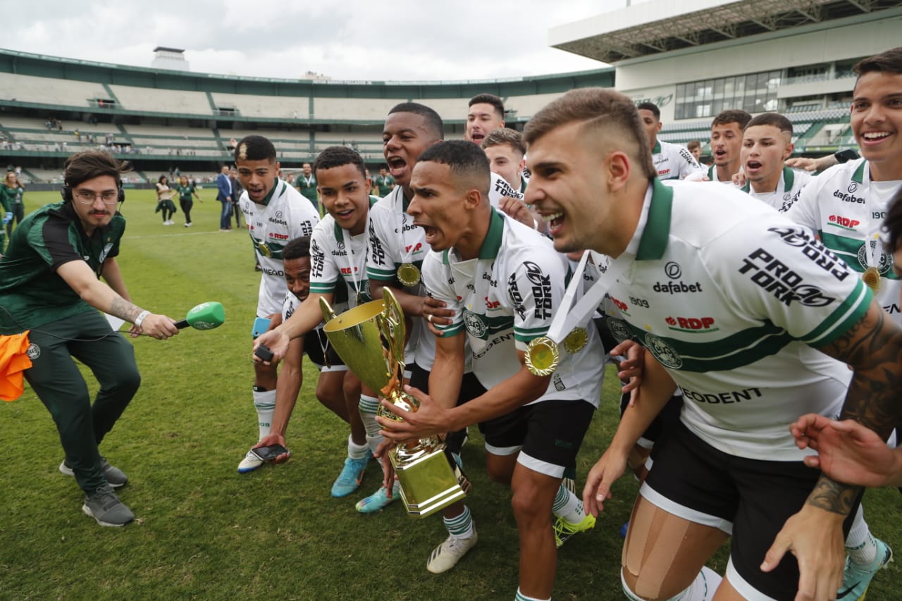 Jogadores do Coritiba fazem a festa com a taça do Paranaense sub-20