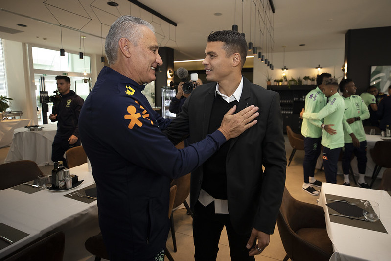 Tite encontra o zagueiro Thiago Silva em Turim