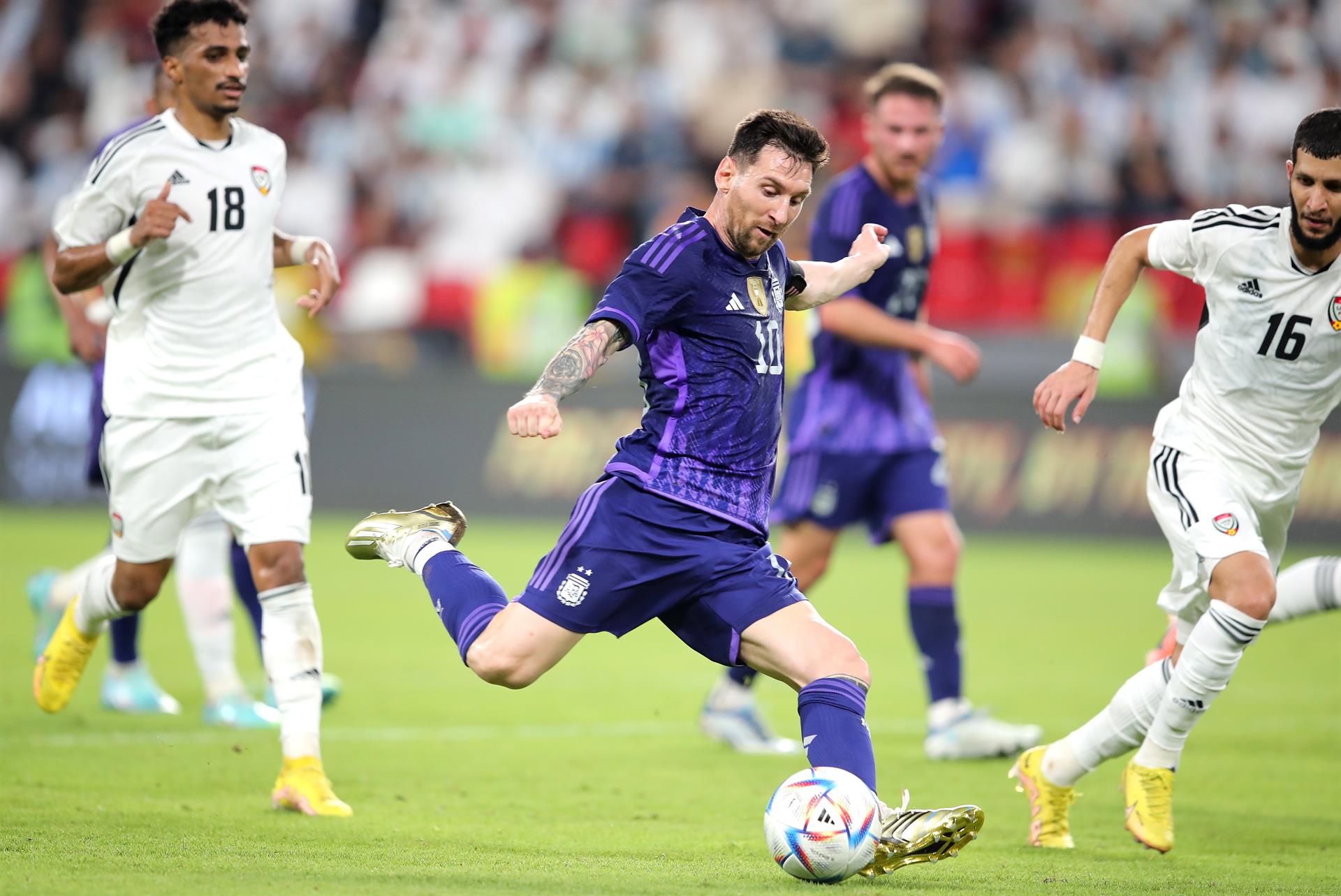 Lionel Messi em ação em amistoso da Argentina