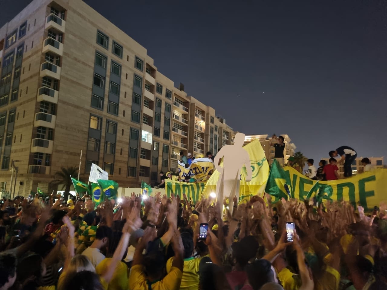 Com festa e multidão, seleção brasileira chega ao Catar