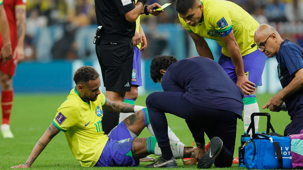 Neymar é atendido no gramado