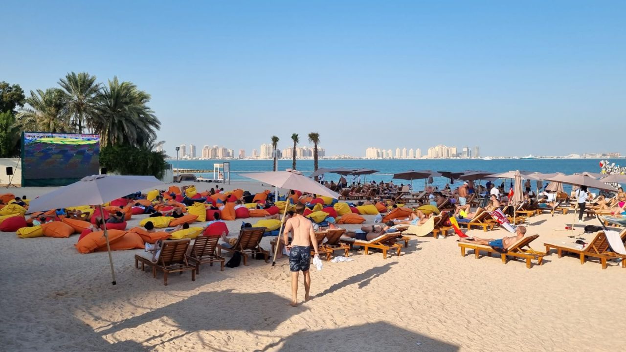 Catar tem praias com regras rígidas e biquíni proibido e beach clubs com tudo liberado