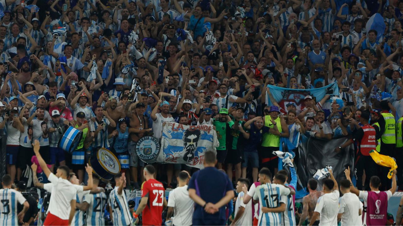 Torcida da Argentina protagoniza espetáculo de Libertadores e vira diferencial