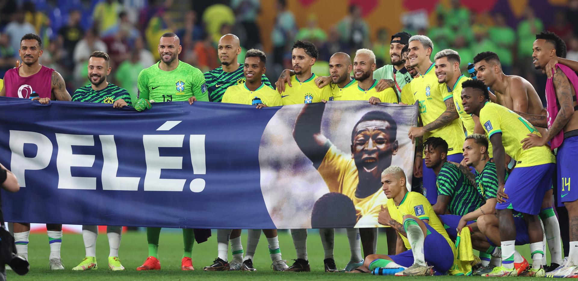 Torcida e jogadores do Brasil fazem homenagem a Pelé contra a Coreia do Sul