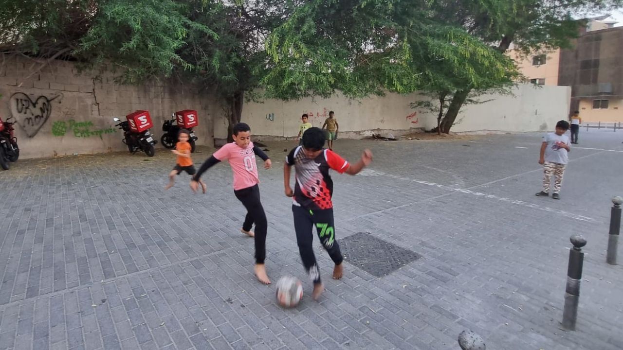 Muito além das arenas milionárias: uma tarde de futebol de rua na Copa do Catar