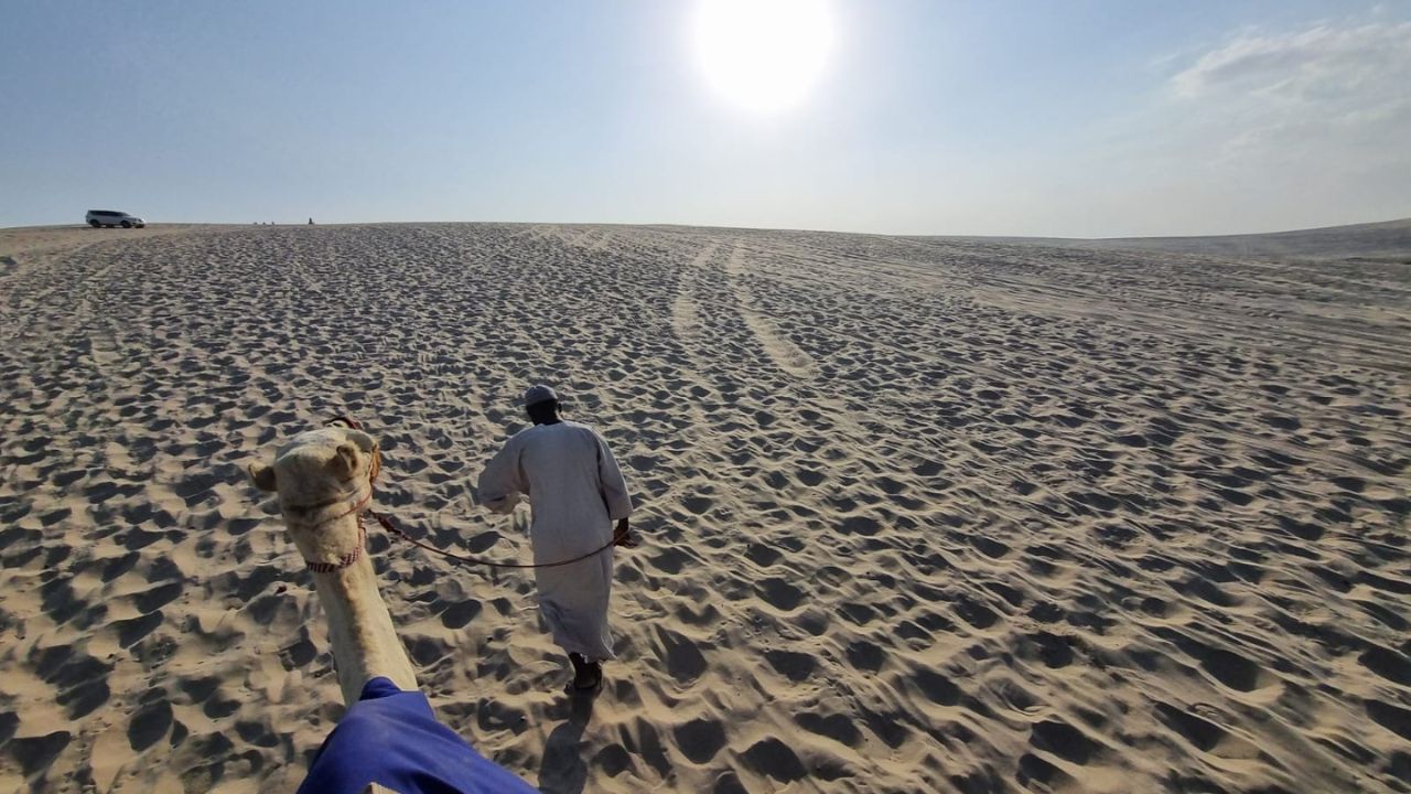 Entre dunas, camelos e o golfo pérsico: dia sem Copa é um convite ao deserto do Catar