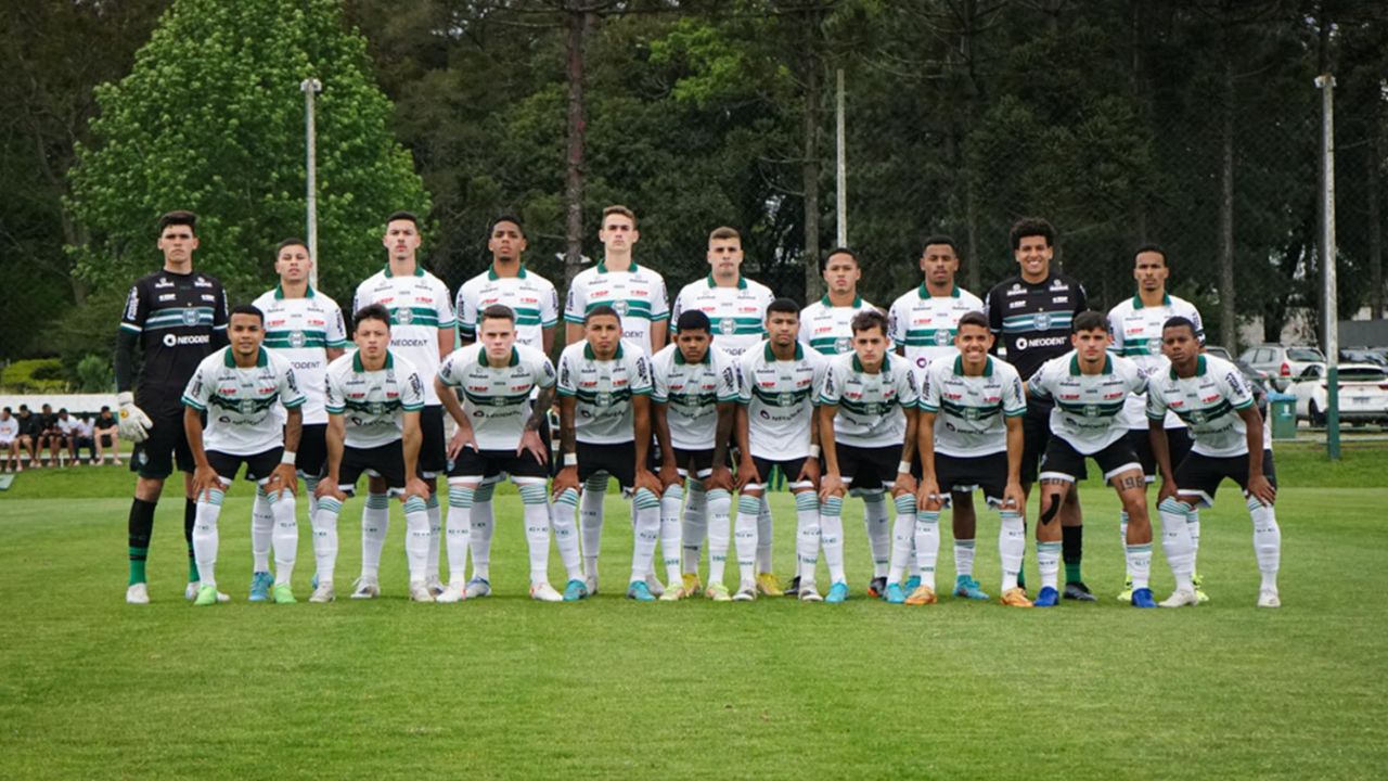 Grupo De Pessoas Assistindo Jogo De Futebol · Foto profissional