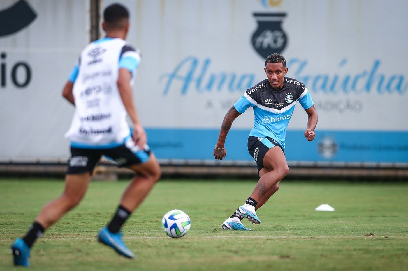 Coritiba acerta a contratação de meia do Grêmio; jogador se