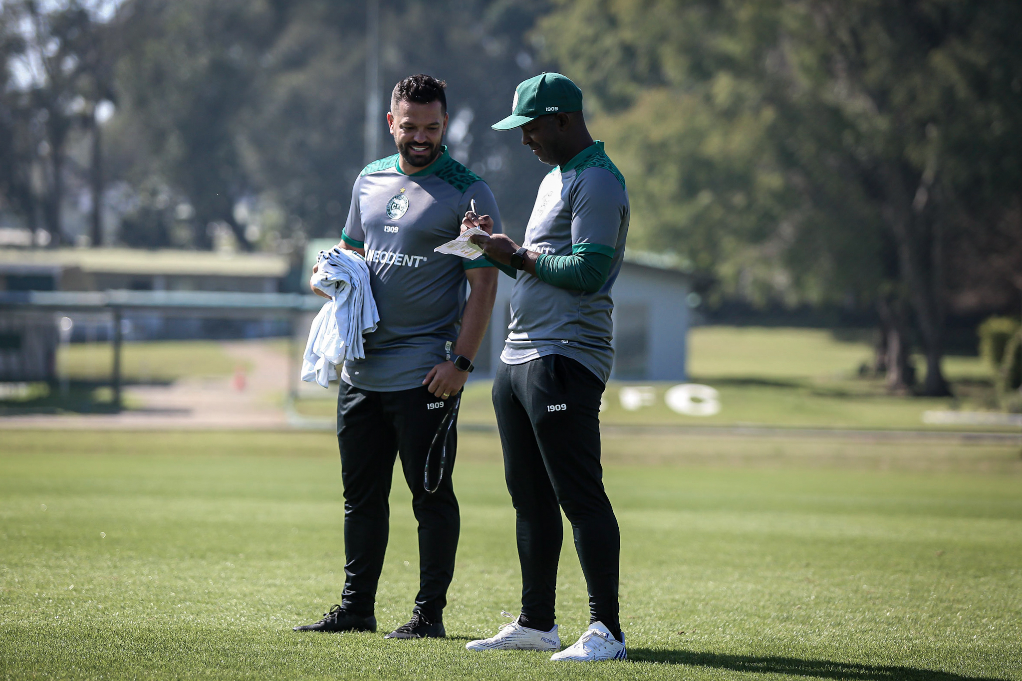 Auxiliares do Coritiba Willians Alves e Reginaldo Nascimento, em treinamento no CT da Graciosa