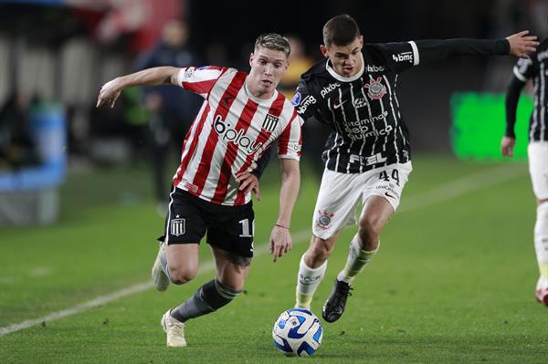 Corinthians bate Estudiantes e fica perto da semi da Sul-Americana