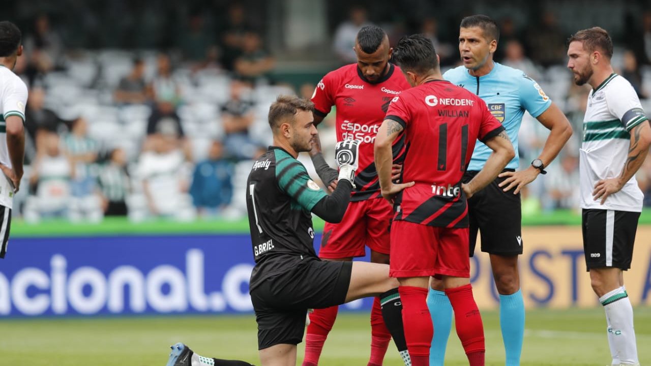 Coritiba domina o Athletico e vence o clássico Athletiba no Couto