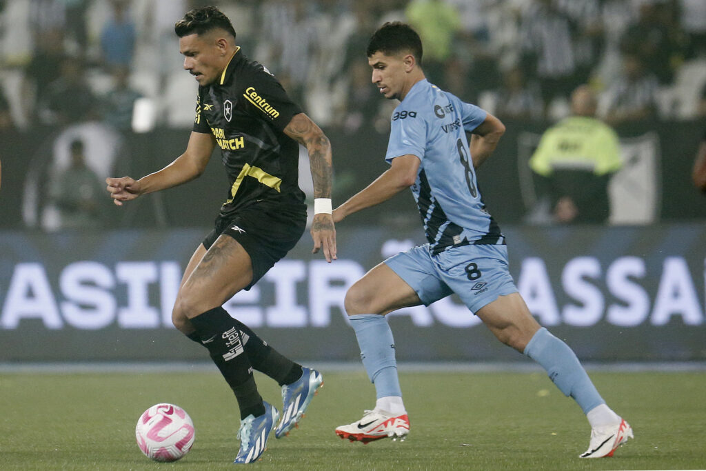 Botafogo x Athletico - Tiquinho Soares Vitor Bueno