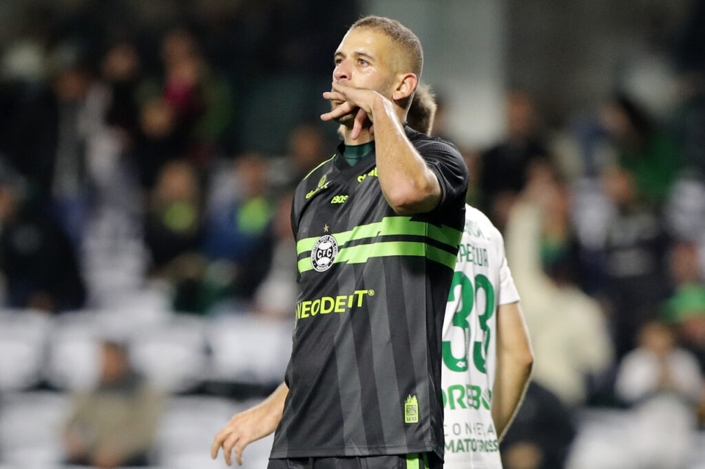 Após passagens por Coritiba e clube belga, Slimani fecha com novo time