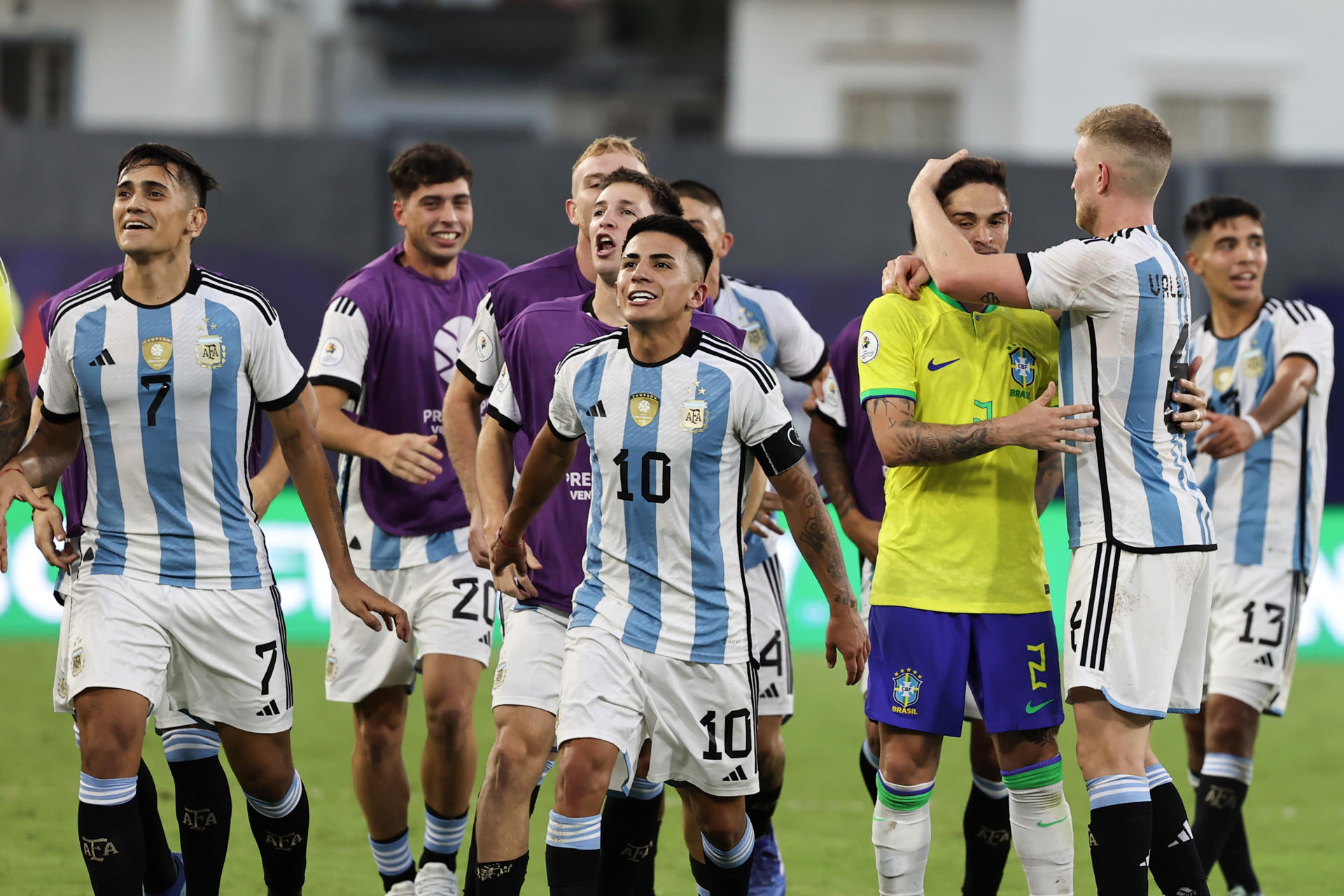 Atual bicampeão Olímpico, Brasil perde para Argentina e não vai a Paris  2024 no futebol masculino