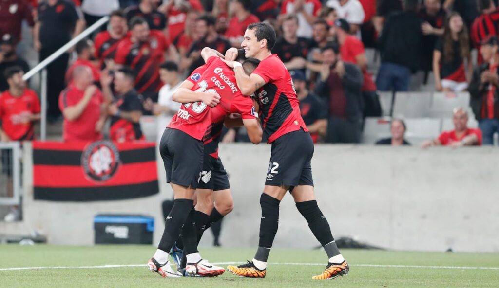 Athletico comemora vitória contra o Rayo Zuliano