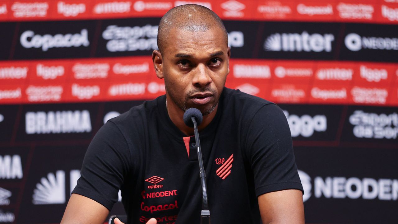 Fernandinho asks for patience for Athletico to look for a new coach