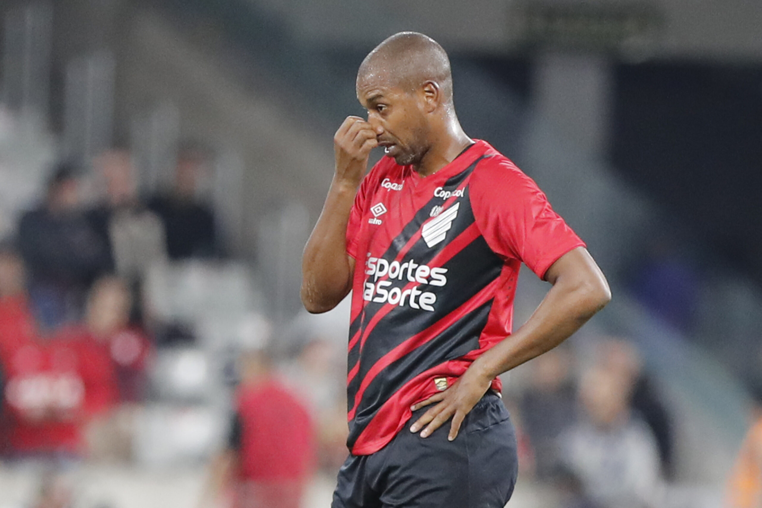  Fernandinho defende trabalho de Varini e comenta falha do goleiro Léo Linck 