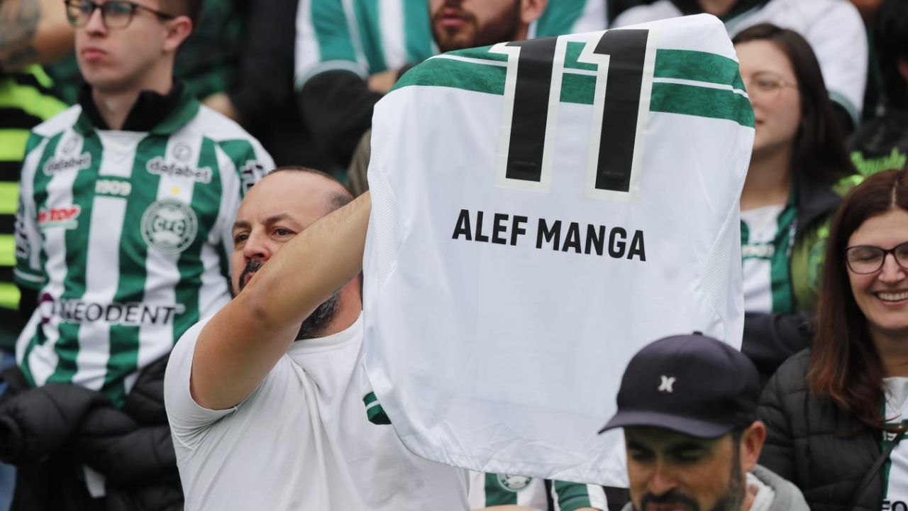  Após segundo empate no Couto, torcida do Coritiba vaia e pede volta de Alef Manga 