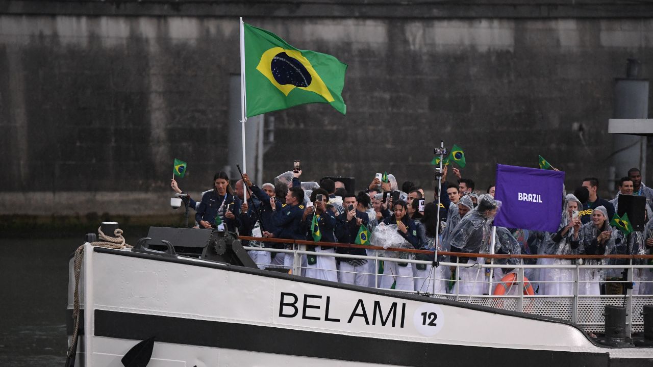 No barco Bel Ami, delegação do Brasil desfila no rio Sena na abertura da Olimpíada de Paris 2024