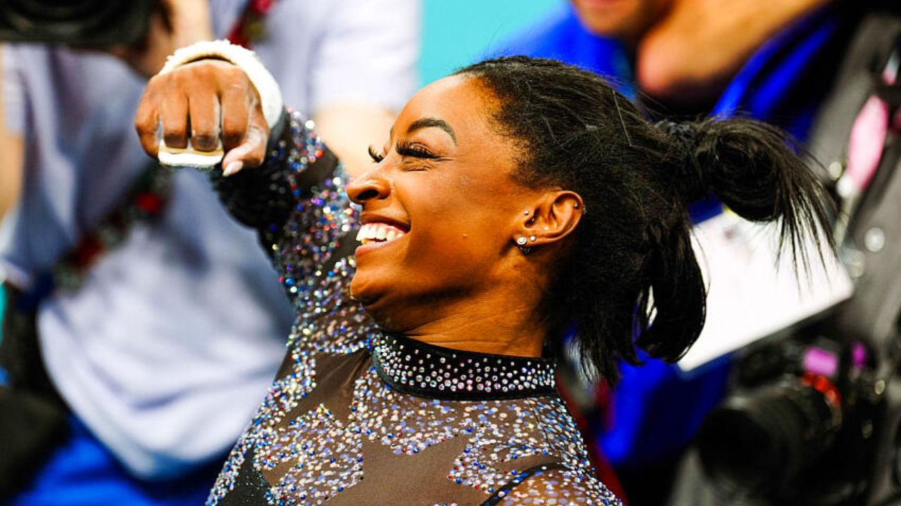  Simone Biles brilha em volta aos Jogos Olímpicos em Paris 